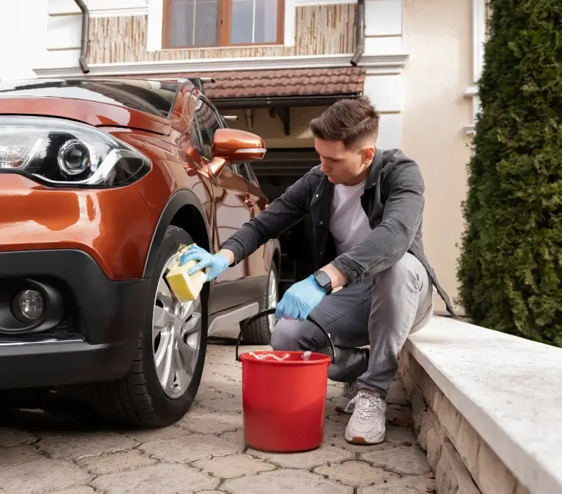 Lavage auto à domicile Lamanon : professionnel intervenant sur un véhicule